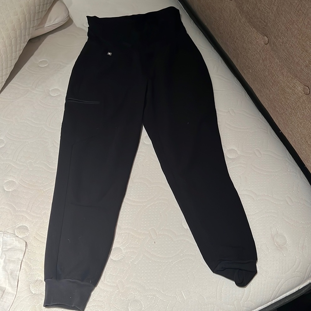 FIGS maternity scrub jogger pants. Black